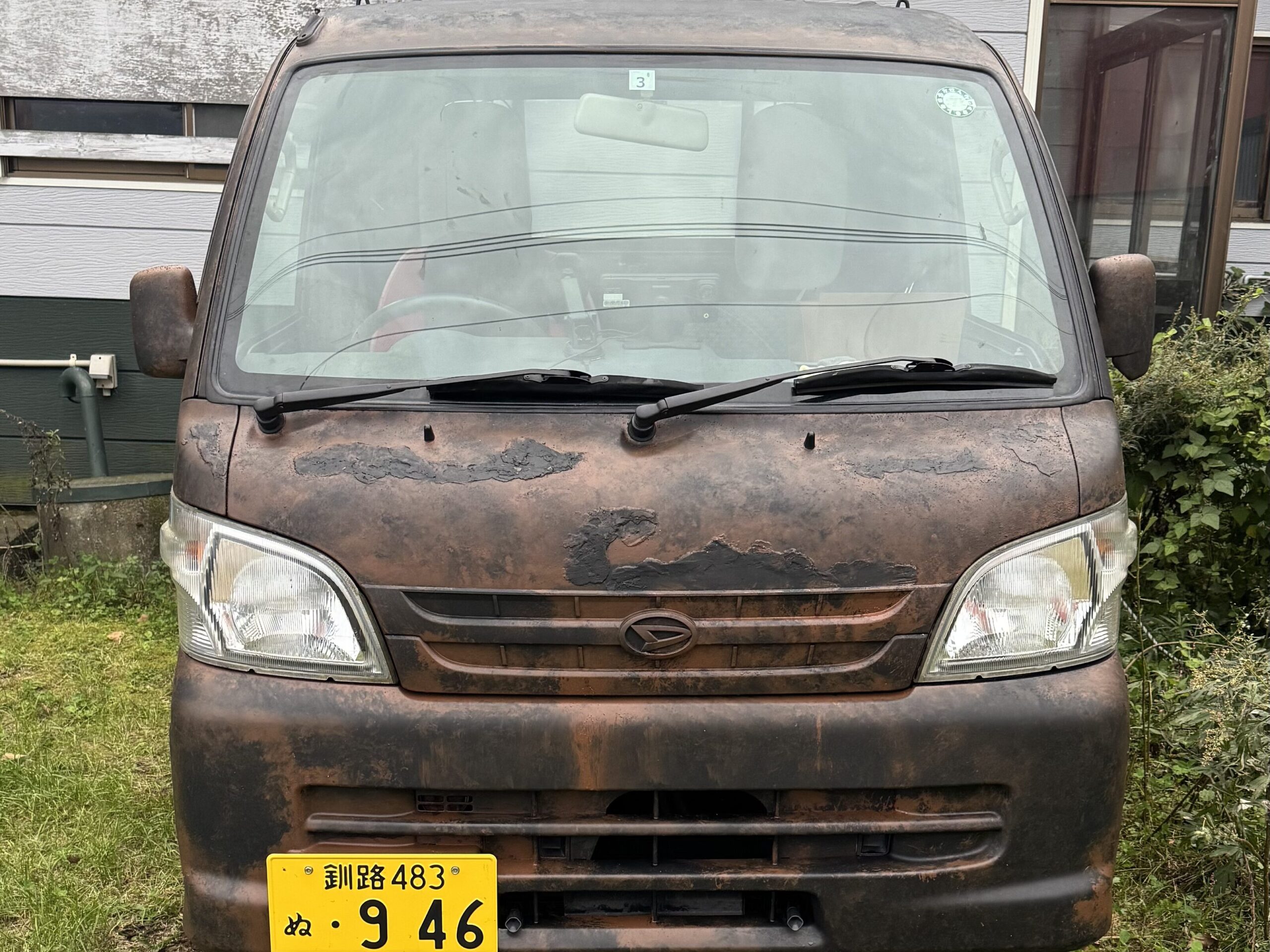 漆黒のボディに大胆なサビ表現を加えていきます。