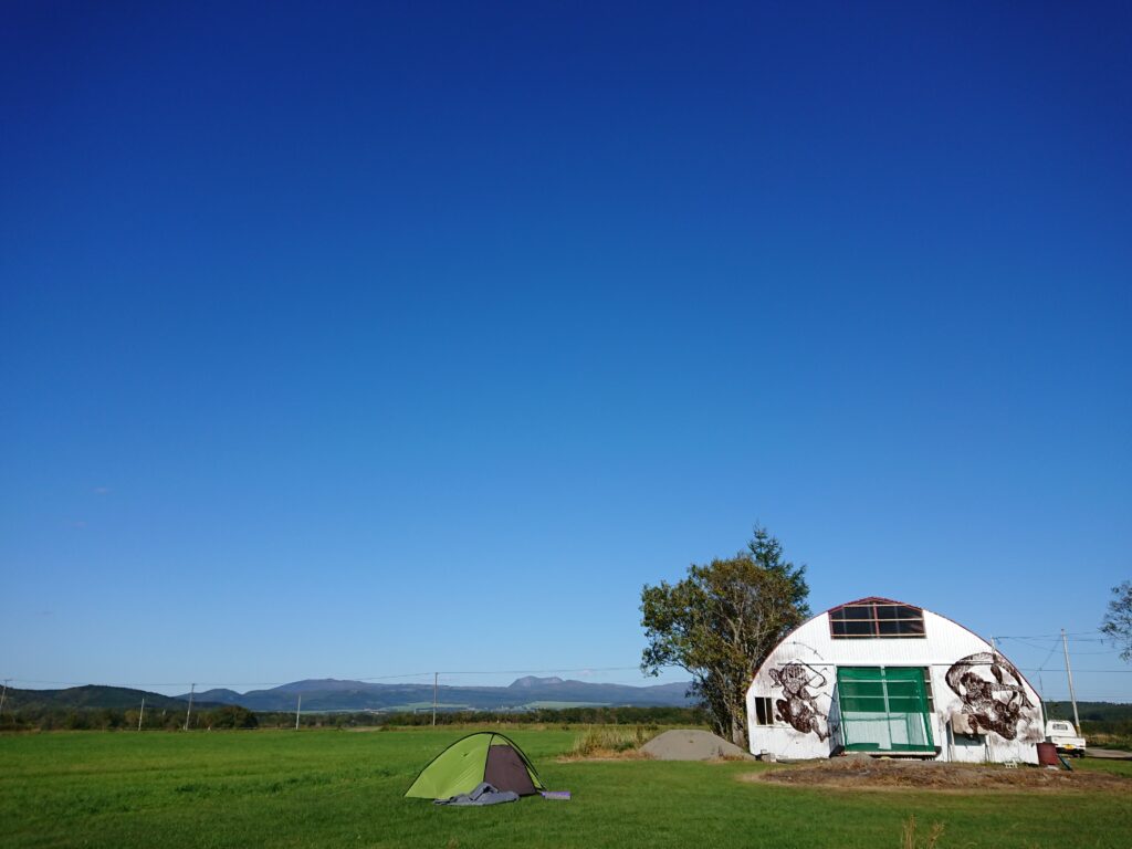 北海道弟子屈のD型倉庫裏面に描いた風神雷神の壁画