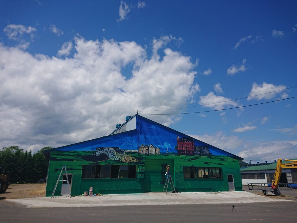 北海道弟子屈の酪農家のD型倉庫に描いたセントアンドリュースの壁画
